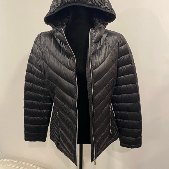 - Calvin Klein
lightweight hooded puffer jacket - Picture 3 of 4